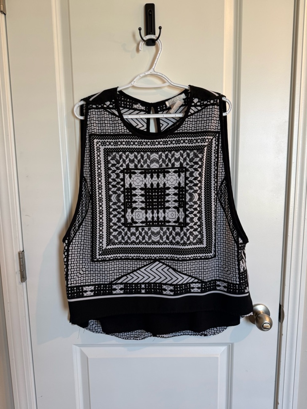 Sleeveless Black & White Geometric Print Tank Top